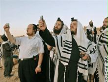 الحاخامات اليهود بين النت والمحمول